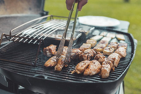 周末BBQ 鸡翅 奶酪和蔬菜 在煤气烤架上 室外 热的 派对图片