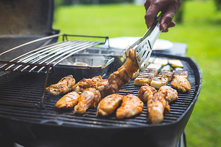 周末BBQ 鸡翅 奶酪和蔬菜 在煤气烤架上 室外 烹饪 庆典图片