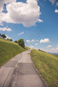 蓝色天空和绿色草原 夏季时间 在奥地利的一座山顶上铺满了陡峭的山坡道路 盖斯贝格 夏令时图片