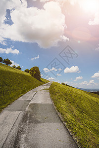 蓝色天空和绿色草原 夏季时间 在奥地利的一座山顶上铺满了陡峭的山坡道路 阿尔卑斯山 格拉森巴赫图片