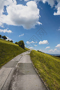 蓝色天空和绿色草原 夏季时间 在奥地利的一座山顶上铺满了陡峭的山坡道路 格拉森巴赫 远足度假图片