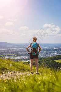 享受盖斯贝格的山地风景 女孩站在林地草原上 在遥远的萨尔茨堡市享受风景 山链 徒步旅行图片