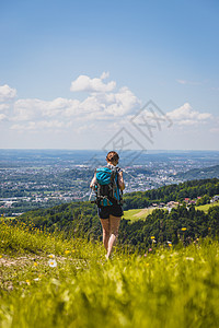 享受盖斯贝格的山地风景 女孩站在林地草原上 在遥远的萨尔茨堡市享受风景 斯山 户外图片