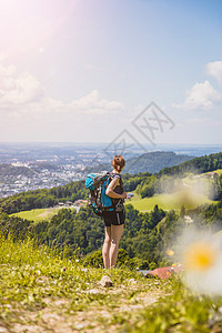 享受盖斯贝格的山地风景 女孩站在林地草原上 在遥远的萨尔茨堡市享受风景 山脉 胜利图片