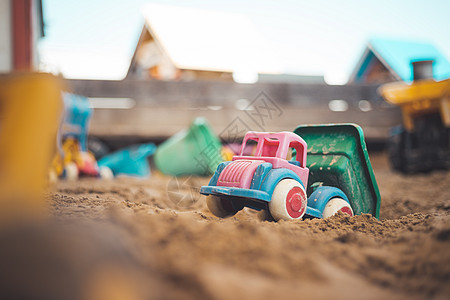 少年少女童年沙箱概念 关闭塑料玩具卡车 婴儿 少年时代 乐趣背景