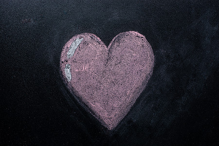 黑色粉笔板上的手绘心 情人节概念 创造力 天图片