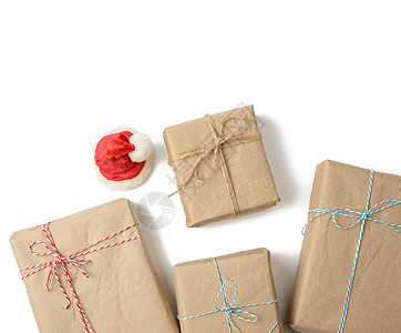 包装在棕色的Kraft纸上并绑有绳子 白底礼 圣诞节 牛皮纸图片