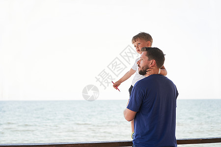 外边的父子一起露出指尖海平线 男人小孩放暑假过暑假 爸爸 地平线图片