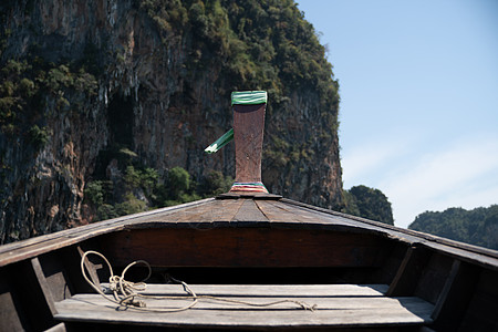 木制长尾游艇前往美丽岛屿的船头 泰国旅行观光船概念 攀牙湾 夏天图片