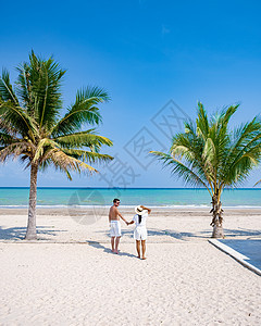 夫妇在泰国度假 春蓬省 白色热带棕榈树海滩 Wua Laen 海滩春蓬地区泰国 棕榈树挂在海滩上 夫妇在泰国度假 沿海图片