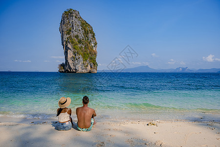 泰国 Koh Poda 岛 一对中年亚洲女人和欧洲男人在海滩上 泰国 Koh Poda 美丽的热带海滩 Koh Poda 或泰国图片
