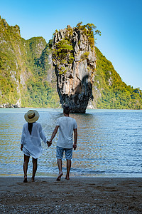 泰国普吉岛附近的詹姆斯邦德岛 著名的地标和著名的旅游目的地 中年夫妇参观泰国甲米的詹姆斯邦德岛 假期 悬崖图片