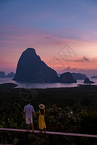 一对中年男女在泰国攀牙湾看日出 攀牙湾观景台 一对夫妇在游泳池边看日出 无边泳池俯瞰泰国攀牙湾 夫妻 风景图片