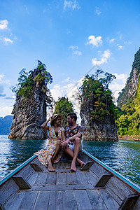一对夫妇乘坐长尾船游览泰国攀牙的考索国家公园 带长尾船的考索国家公园 Cheow Lan 湖 大坝 闲暇 游客图片