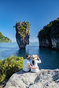 泰国普吉岛附近的詹姆斯邦德岛 著名的地标和著名的旅游目的地 中年夫妇参观泰国甲米的詹姆斯邦德岛 海 安达曼图片