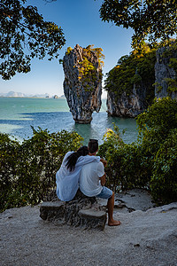 泰国普吉岛附近的詹姆斯邦德岛 著名的地标和著名的旅游目的地 中年夫妇参观泰国甲米的詹姆斯邦德岛 悬崖 夫妻图片