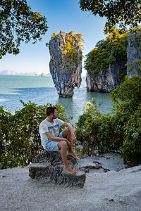 泰国普吉岛附近的詹姆斯邦德岛 著名的地标和著名的旅游目的地 中年男子参观泰国甲米的詹姆斯邦德岛 岩石 游客图片