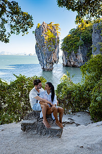 泰国普吉岛附近的詹姆斯邦德岛 著名的地标和著名的旅游目的地 中年夫妇参观泰国甲米的詹姆斯邦德岛 蓝色的 山图片