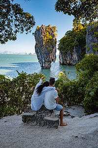 泰国普吉岛附近的詹姆斯邦德岛 著名的地标和著名的旅游目的地 中年夫妇参观泰国甲米的詹姆斯邦德岛 海景 男人图片