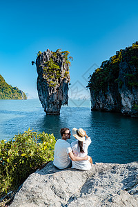 泰国普吉岛附近的詹姆斯邦德岛 著名的地标和著名的旅游目的地 中年夫妇参观泰国甲米的詹姆斯邦德岛 悬崖 男人图片