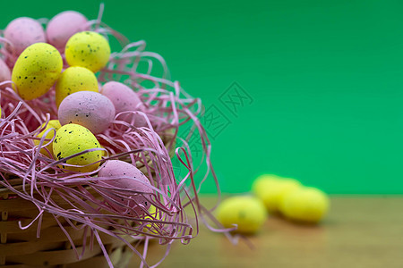 五颜六色的黄色和粉色复活节彩蛋 木桌上有雀斑图案 有复制空间 在篮子里的粉色和黄色复活节彩蛋 乡村 快乐的图片