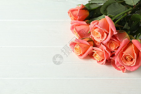 木制上的新鲜粉红玫瑰花束图片