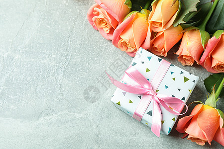 新鲜橙色玫瑰 配有礼品和用于灰色背景文字的空间 剪接 自然 花束图片