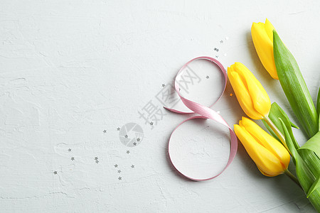 3月8日 国际妇女节 图8 粉红色丝带 灰色背景的黄色黄郁金香 假期 礼物图片