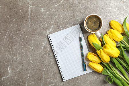 美丽的郁金香 上面有笔记本和咖啡杯 在光背景 最美景上 快乐的 四月图片