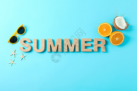 夏季配有海星 橙子 椰子和太阳镜 以颜色背景 文字空间为主题图片