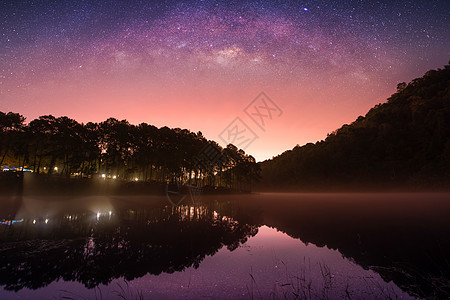 在泰国北部省Pang Ung湖的星夜天空图片