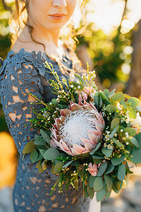 新娘穿着时装的蓝色礼服 婚礼花束露着户外 特写图片
