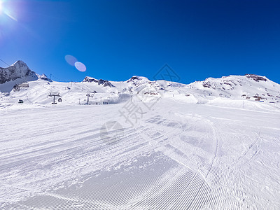 冰川滑雪区 在冬天阳光明媚的天气 高山 山脉图片