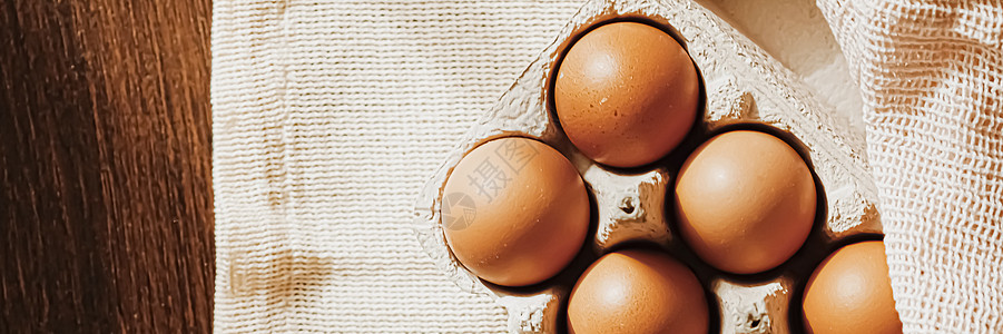 鸡蛋箱和粗制布巾中的有机农场鸡蛋 新鲜的 有机的图片