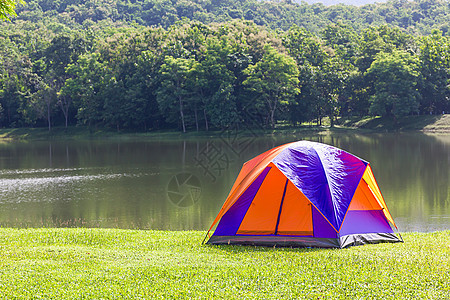 在森林野营地点湖边露营地的旅游者圆顶帐篷图片