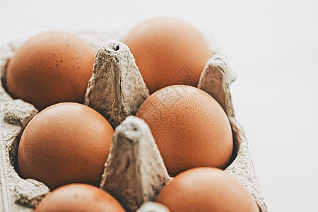 白大理石厨房桌上的蛋盒中的有机鸡蛋 食物 棕色的图片