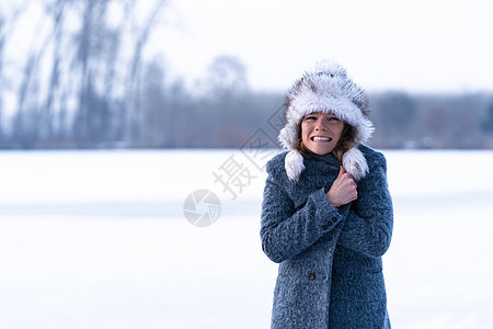 冬冰湖上冷冻的年轻女子 冬天 霜 外套 手套 时尚图片