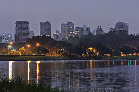 巴西 南美洲伊比拉普埃拉公园圣保罗 天际线 湖图片