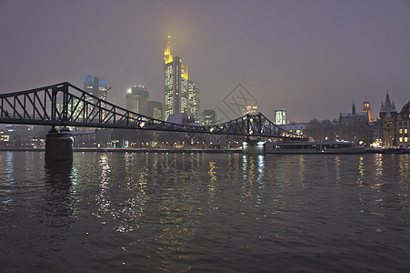 法兰克福 白雪夜晚城市风景 在德国 欧洲的瑞恩河边 老房子 老的图片