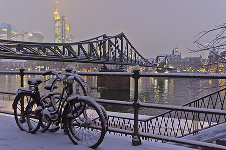 法兰克福 白雪夜市风景 在河边 雪地自行车 德国 欧洲图片