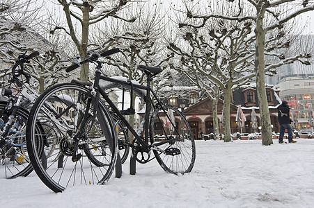 法兰克福 白雪日老城风景 雪雪自行车 德国 欧洲 城市 白雪皑皑图片