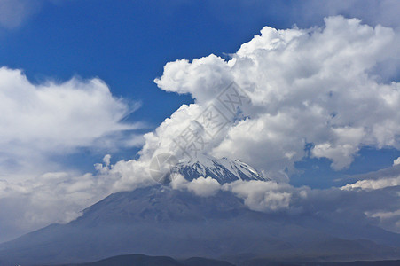 南美洲秘鲁埃尔米斯蒂火山和科尔卡河谷 高平原图片