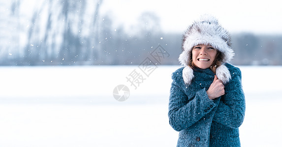 冬冰湖上冷冻的年轻女子 Banner 复制空间 成人 手图片