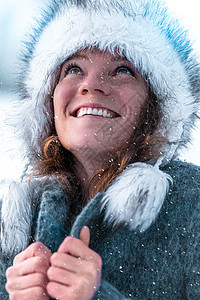 年轻有吸引力的女子对冬季降雪感到快乐 在冬季自然中 美丽 寒冷的图片