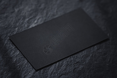 暗石板面背景和阳光阴影的黑名片 豪华品牌平板套牌和模型品牌设计标志性身份设计 样机 信封图片
