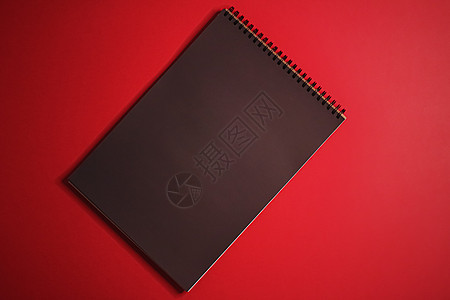 红背景的黑色黑笔记本 如办公室文文具平板 豪华品牌平板套件和模型品牌设计 邮政 床单图片
