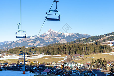 旅游者和滑雪者在山区的有线汽车 运输 天线 旅行图片