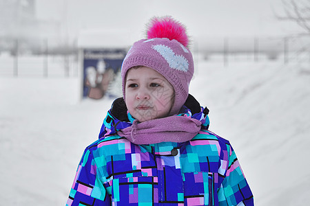 冬天在街上穿衣服的女孩 肖像 侧面风景 冬季雪景图片