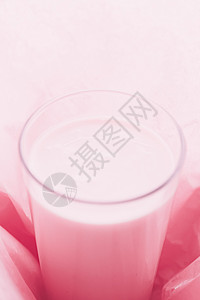 粉红纸包装中的草莓牛奶 作为甜饮 食品服务平板铺菜和送饭 水果 奶昔图片