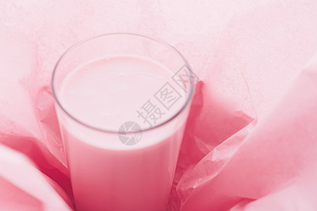 早餐包装粉红纸包装中的草莓牛奶 作为甜饮 食品服务平板铺菜和送饭 食物 奶制品背景